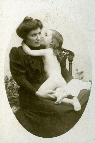 Portrait d'une mère assise (Juliette Guinot ?) tenant son jeune enfant nu dans ses bras.