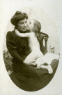 Portrait d'une mère assise (Juliette Guinot ?) tenant son jeune enfant nu dans ses bras.
