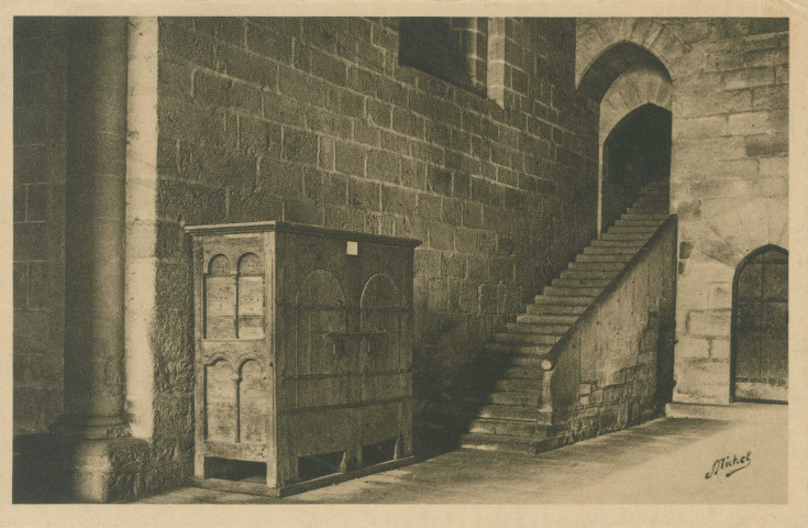 Aubazine : "La Corrèze touristique - 97 - Environs de Tulle-Brive-Aubazine (site classé) - Armoire ancienne construite par les moines (XIIe s.) - Escalier du monastère".