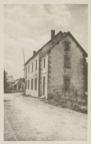 Pradines : "Pradines (Corrèze) - L'école (face Nord)".