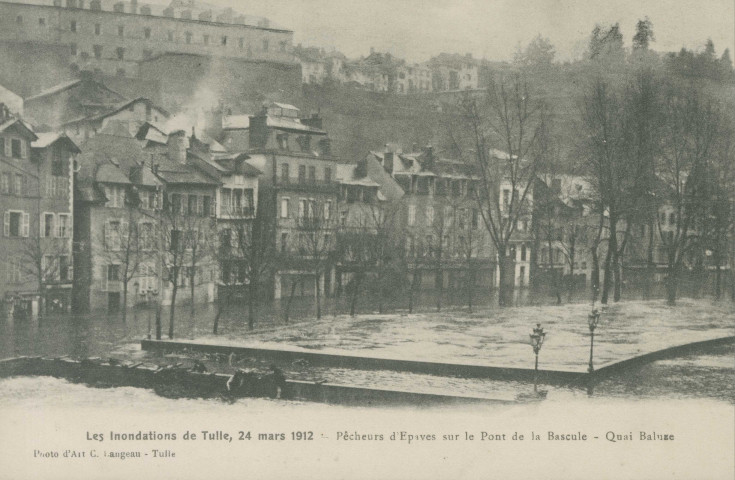 Tulle : "Les inondations de Tulle, 24 mars 1912 - Pêcheurs d'épaves sur le pont de la Bascule - Quai Baluze".