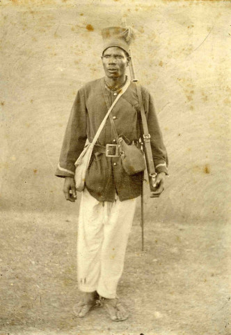 Portrait en pied d'un tirailleur.