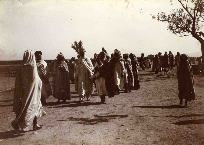 Le caïd de retour du marché et ses subalternes.
