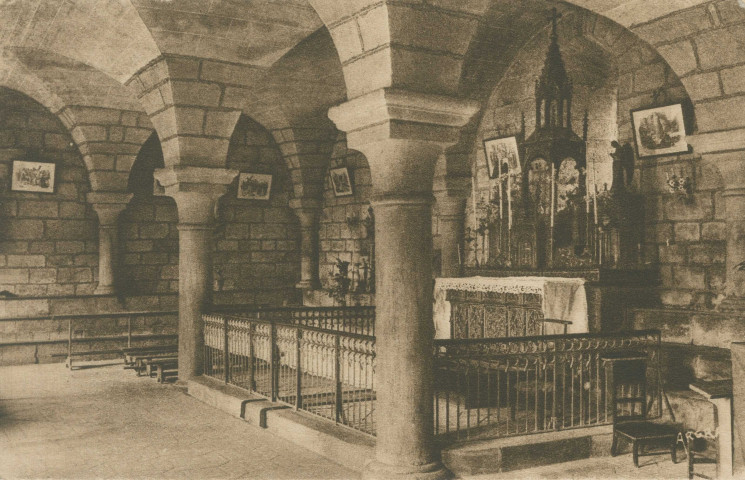 Aubazine : "Obazine (Corrèze) - Abbaye cistercienne (XIIe siècle) - salle capitulaire - chapelle".