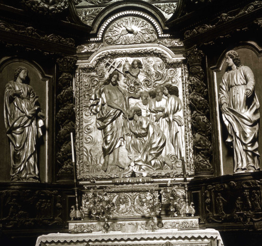 Le retable de l'église et les statues de saint Prime et saint Félicien.