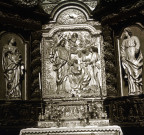 Le retable de l'église et les statues de saint Prime et saint Félicien.