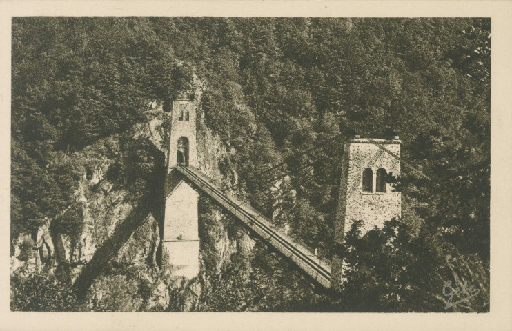Lapleau : "Environs de Soursac (Corrèze) - le viaduc de Roche-Taillade sur la Luzège".