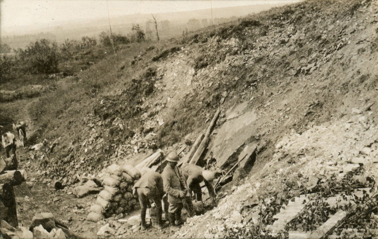 Organisation des abris, les sacs à terre.