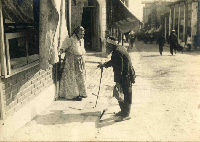 Conversation entre une femme juive âgée et un vieillard turc.