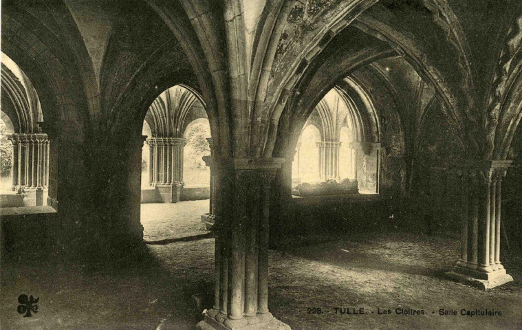 "228. - Tulle - Les cloîtres. - Salle Capitulaire".