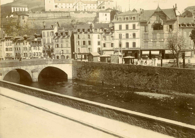 Le pont de la Barrière et la rive droite.