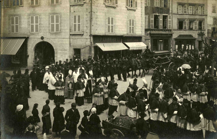 Arrivée du cortège sur le parvis de la cathédrale.