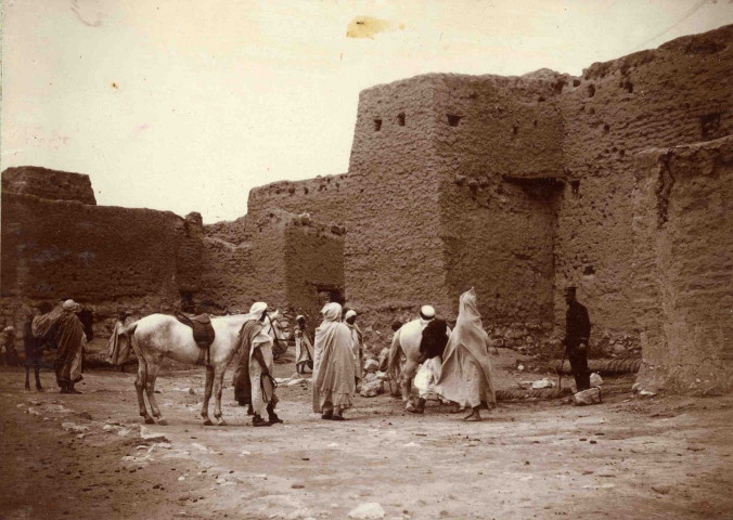 Village en torchis au milieu d'une oasis.