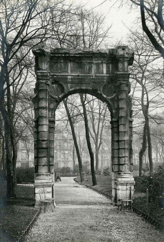 Une allée et un arc dans les jardins du Luxembourg (?).
