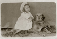 Portrait d'un jeune enfant, au chien.