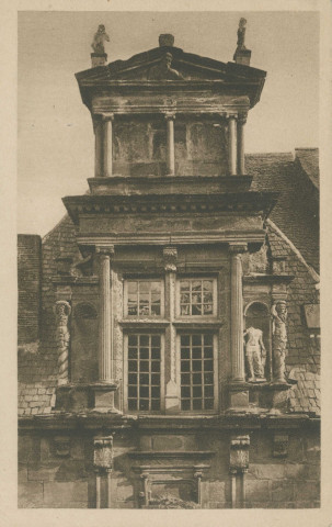 Brive-la-Gaillarde : "78. Brive (Corrèze) - Fenêtre Renaissance du petit séminaire".