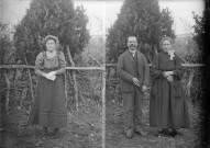 Deux portraits : couple, et jeune fille.