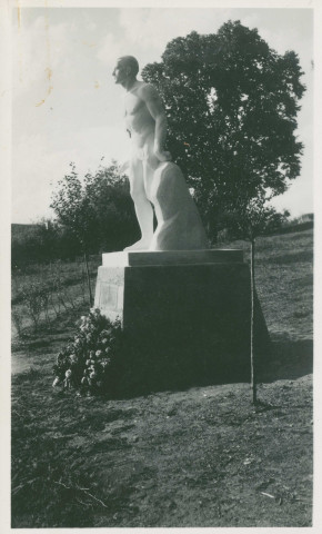 Érection de monuments dédiés à la Résistance.