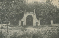 Naves : "Naves - L'entrée du château de Bach".