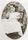 Portrait d'un jeune enfant dans sa chaise haute, le repas.