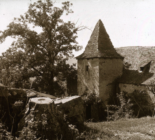 Ferme avec tour carrée.