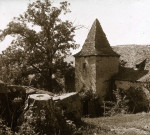 Ferme avec tour carrée.