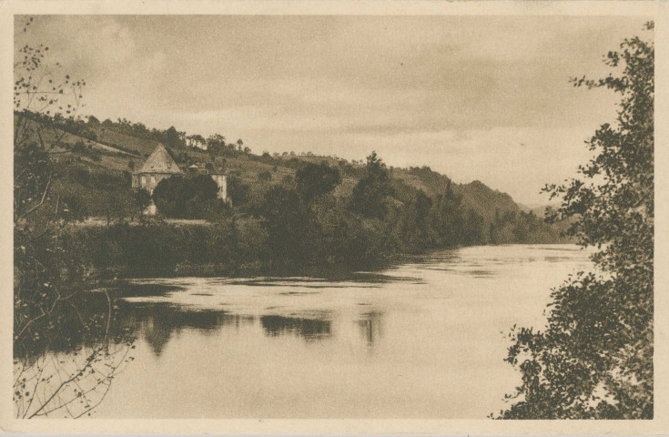 Beaulieu-sur-Dordogne : " La Riviéra Limousine - Beaulieu-sur-Dordogne (Corrèze) - 11. - La Dordogne et le château d'Estresse".