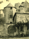 Le donjon et les maisons donnant sur la place.