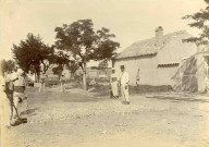 Pose d'une voie ferrée : mise en place de remblais par des soldats disciplinaires.