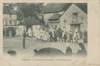 Treignac : "Treignac. - La procession de la Fête-Dieu. - Les Pénitents blancs".