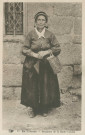 Folklore : "73 En Corrèze - Paysanne de la Haute-Corrèze". Femme portant un cabas de Beynat.