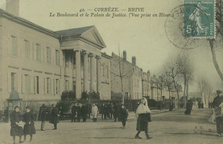 Brive-la-Gaillarde : "42. - Corrèze. - Brive - Le boulevard et le palais de justice. (Vue prise en hiver)".