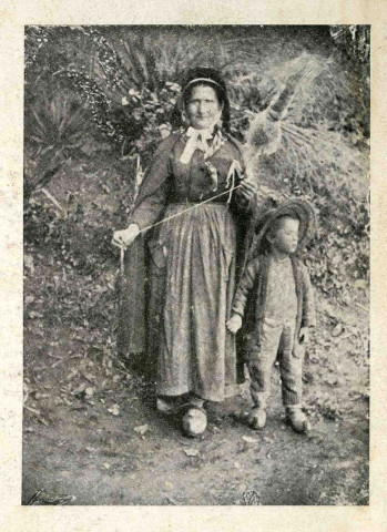 Femme filant et enfant.
