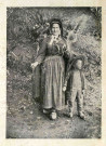 Femme filant et enfant.