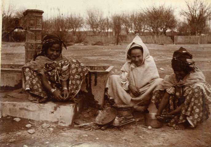 Enfants faisant de la vaisselle.