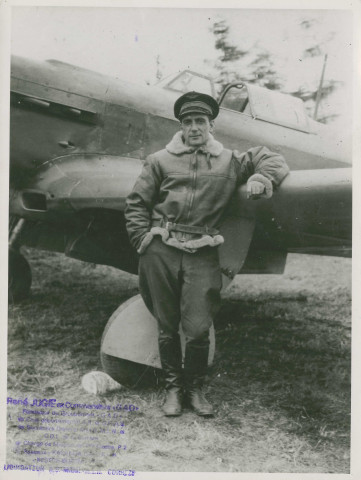 Adossé à l'aile de son avion en URSS.