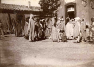 Groupe d'hommes attendant l'heure de la visite médicale.
