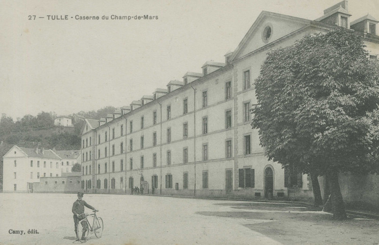 Tulle : "27 - Tulle - Caserne du Champ-de-Mars". Facteur à bicyclette ?