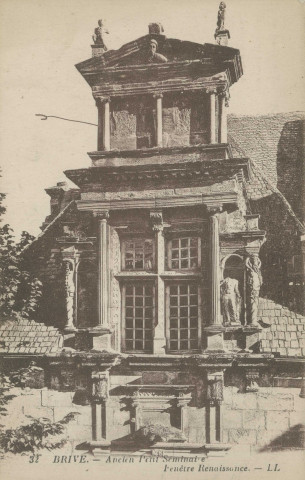 Brive-la-Gaillarde : "32 Brive - Ancien petit séminaire - Fenêtre Renaissance.".