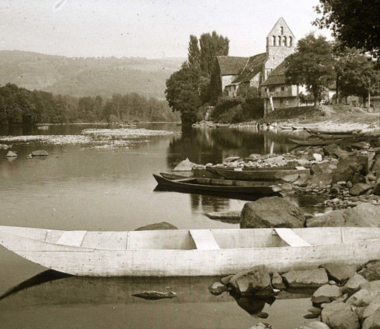 Chapelle et barques.