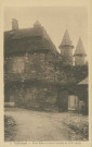 Collonges-la-Rouge : "11 Collonges - Porte-Plate (enceinte fortifiée du XIVe siècle)".