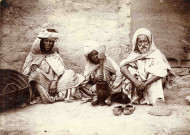 Une famille sur le seuil de sa maison.
