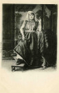 Portrait en pied de femme fumant une cigarette.