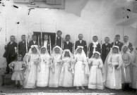 Groupe de communiantes et communiants.