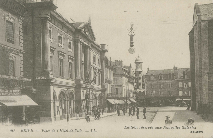 Brive-la-Gaillarde : "40 Brive. - Place de l'hôtel-de-ville.".