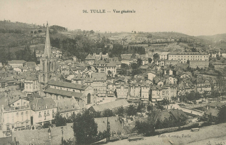 Tulle : "94. Tulle - Vue générale". Un grand chapiteau est installé sur la place Gambetta.