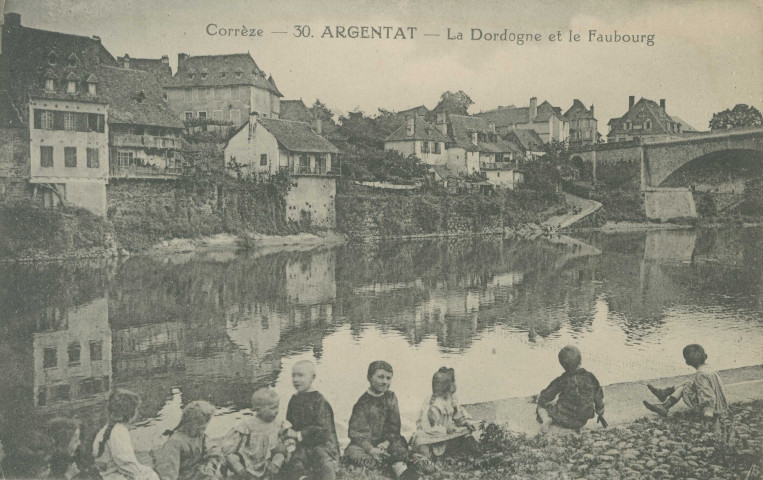 Argentat : "Corrèze - 30. - Argentat - La Dordogne et le faubourg".