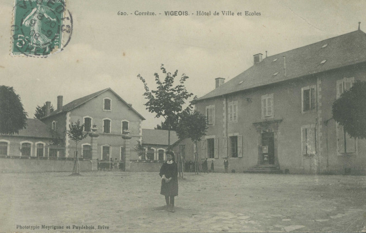 Vigeois : "620. - Corrèze. - Vigeois. - Hôtel de ville et écoles".