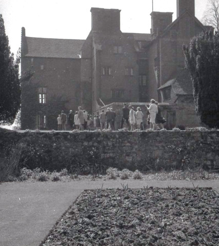 Réception du SOE, en présence de la reine Elisabeth et du prince Charles.