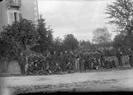Groupe de soldats, pause repas.